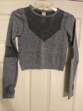 JoyLab Gray Long-Sleeve Seamless Mesh Crop Top